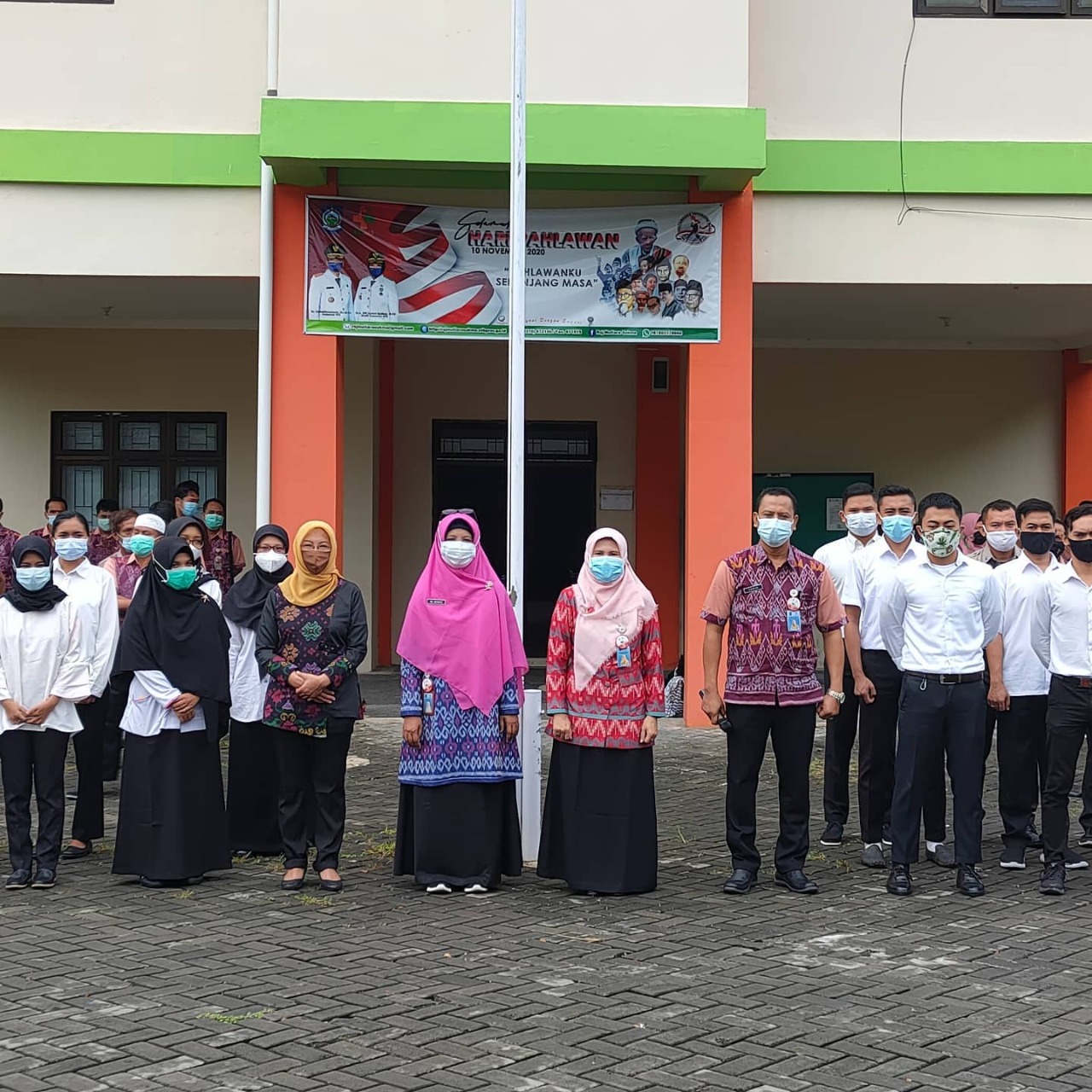 KABAG TU MEMPERKENALKAN PEGAWAI BARU KEPADA SELURUH PESERTA APEL